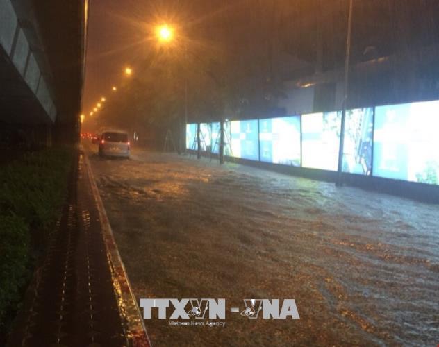 Hà Nội mưa lớn đầu mùa, phố xá nhanh chóng thành sông ảnh 5