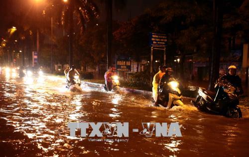 Hà Nội mưa lớn đầu mùa, phố xá nhanh chóng thành sông
