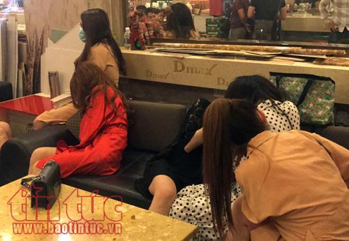 Gần 100 tiếp viên ‘chân dài’ mặc hở hang tiếp khách trong tụ điểm ăn chơi ảnh 1
