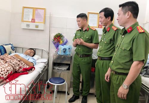 Cảnh sát hình sự trao lại phần khen thưởng thành tích phá án cho các ‘hiệp sĩ’ ảnh 1