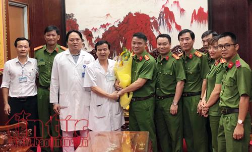 Cảnh sát hình sự trao lại phần khen thưởng thành tích phá án cho các ‘hiệp sĩ’ ảnh 2