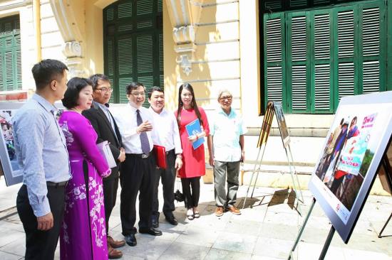 Xây dựng văn hóa ứng xử thanh lịch, văn minh người Hà Nội qua cuộc thi ảnh ảnh 2