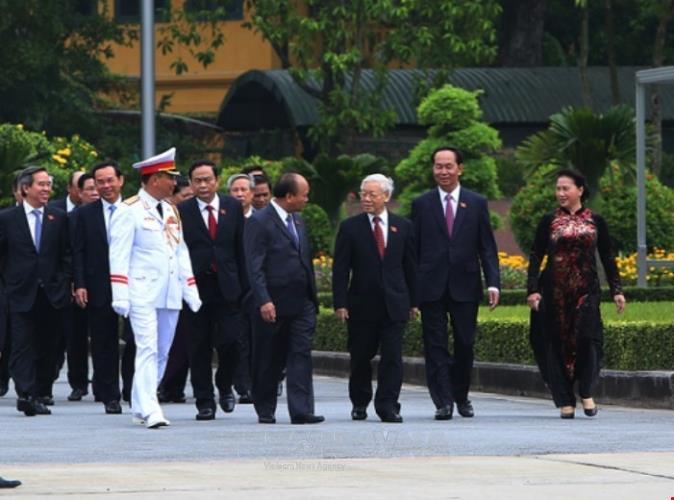 Lãnh đạo Đảng, Nhà nước và đại biểu Quốc hội vào Lăng viếng Chủ tịch Hồ Chí Minh ảnh 6