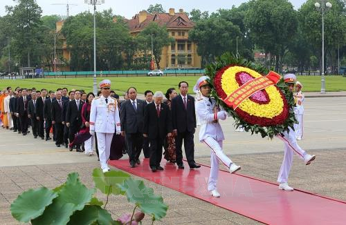 Lãnh đạo Đảng, Nhà nước và đại biểu Quốc hội vào Lăng viếng Chủ tịch Hồ Chí Minh ảnh 1