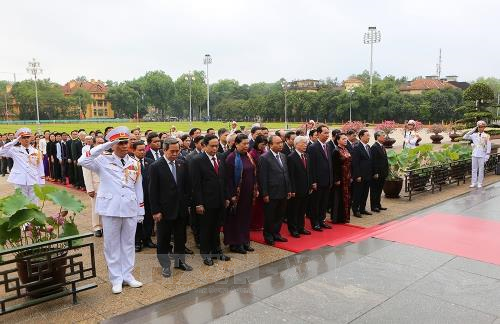 Lãnh đạo Đảng, Nhà nước và đại biểu Quốc hội vào Lăng viếng Chủ tịch Hồ Chí Minh ảnh 2