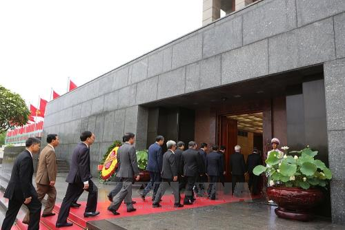 Lãnh đạo Đảng, Nhà nước và đại biểu Quốc hội vào Lăng viếng Chủ tịch Hồ Chí Minh ảnh 3