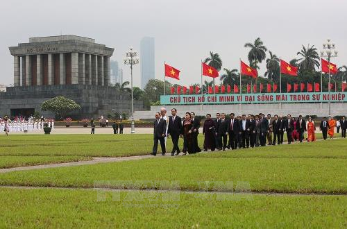 Lãnh đạo Đảng, Nhà nước và đại biểu Quốc hội vào Lăng viếng Chủ tịch Hồ Chí Minh ảnh 5