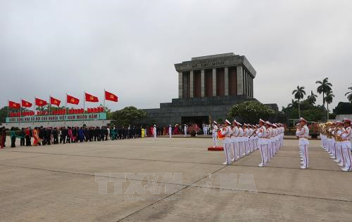 Lãnh đạo Đảng, Nhà nước và đại biểu Quốc hội vào Lăng viếng Chủ tịch Hồ Chí Minh ảnh 4