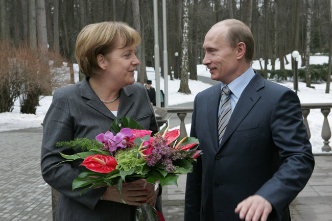 Lý do bó hoa Tổng thống Putin tặng Thủ tướng Merkel khiến truyền thông Đức phàn nàn ảnh 2