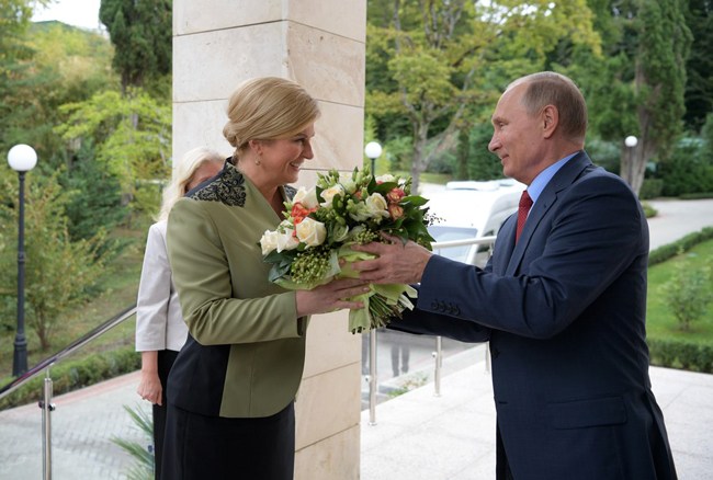 Lý do bó hoa Tổng thống Putin tặng Thủ tướng Merkel khiến truyền thông Đức phàn nàn ảnh 3