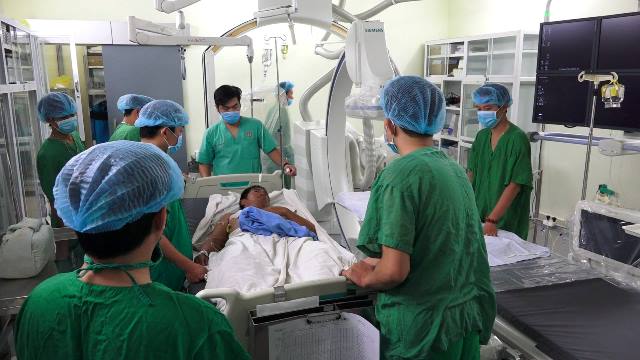 Dùng trực thăng chuyển cấp cứu bệnh nhân bị nhồi máu cơ tim từ Trường Sa vào đất liền ảnh 1