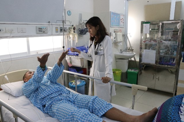  Hơn 20 năm hút thuốc lá, bệnh nhân bị liệt nửa người khi đang chơi đá bóng ảnh 1