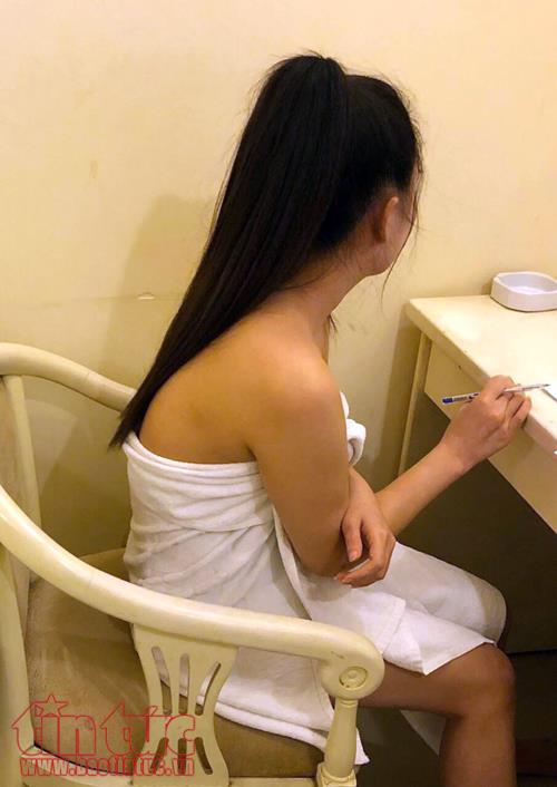 Nhiều nữ tiếp viên múa thoát y phục vụ khách trong nhà hàng Quận 1 ảnh 2