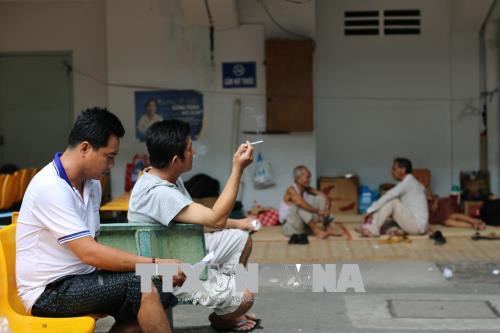 Cấm hút thuốc lá trong bệnh viện: Vẫn 'bắt cóc bỏ đĩa' ảnh 2