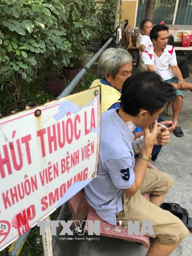 Cấm hút thuốc lá trong bệnh viện: Vẫn 'bắt cóc bỏ đĩa' ảnh 1