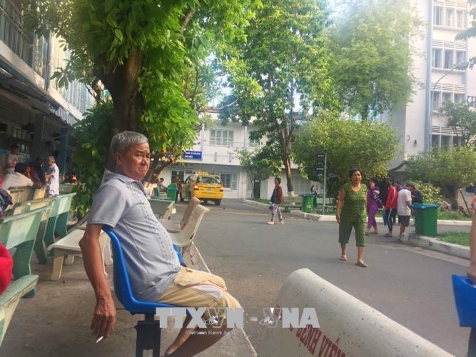 Cấm hút thuốc lá trong bệnh viện: Vẫn 'bắt cóc bỏ đĩa' ảnh 3