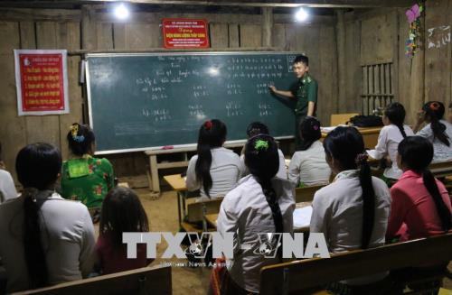Chiến sỹ quân hàm xanh 'gieo chữ trên non' ảnh 1