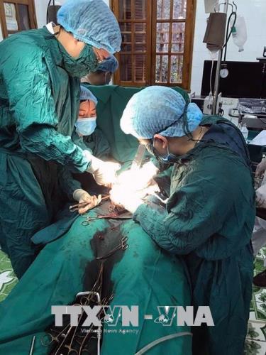 Cứu sống bệnh nhân chửa ngoài tử cung vỡ ngập máu ổ bụng ảnh 1