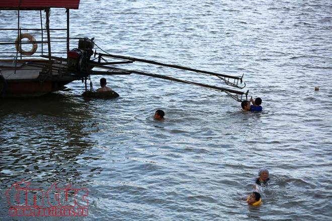 Bất chấp cảnh báo cấm bơi, người dân Hà Nội đổ xô ra sông hồ 'giải nhiệt' ảnh 13