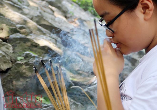 Sĩ tử Hà Nội đổ về Văn Miếu cầu may trước ngày thi vào lớp 10 ảnh 4