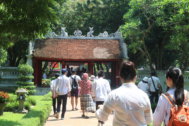 Sĩ tử Hà Nội đổ về Văn Miếu cầu may trước ngày thi vào lớp 10 ảnh 6