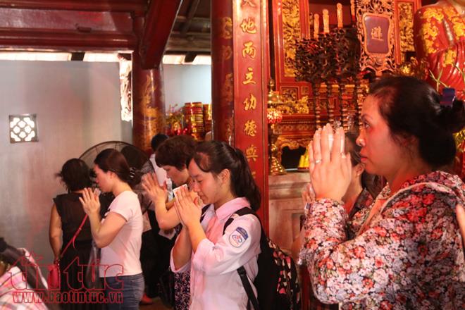 Sĩ tử Hà Nội đổ về Văn Miếu cầu may trước ngày thi vào lớp 10 ảnh 8