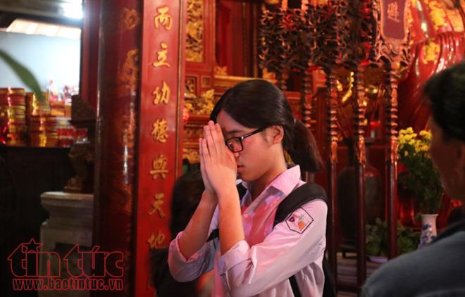 Sĩ tử Hà Nội đổ về Văn Miếu cầu may trước ngày thi vào lớp 10 ảnh 7