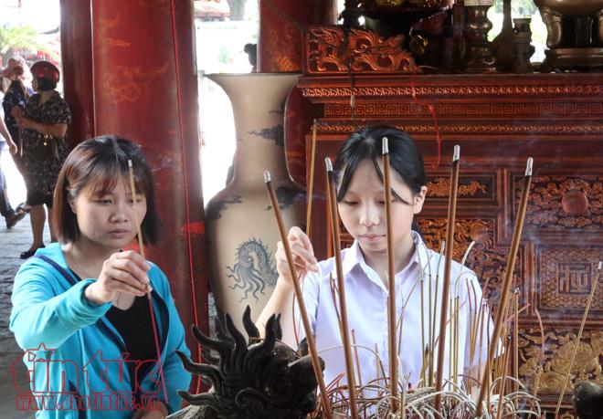 Sĩ tử Hà Nội đổ về Văn Miếu cầu may trước ngày thi vào lớp 10 ảnh 12