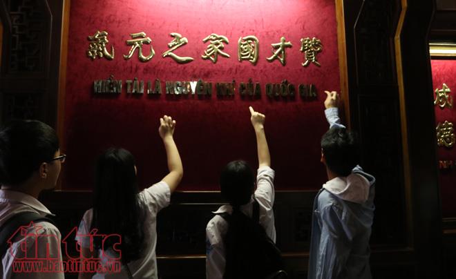 Sĩ tử Hà Nội đổ về Văn Miếu cầu may trước ngày thi vào lớp 10 ảnh 14