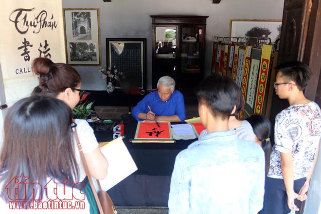 Sĩ tử Hà Nội đổ về Văn Miếu cầu may trước ngày thi vào lớp 10 ảnh 16