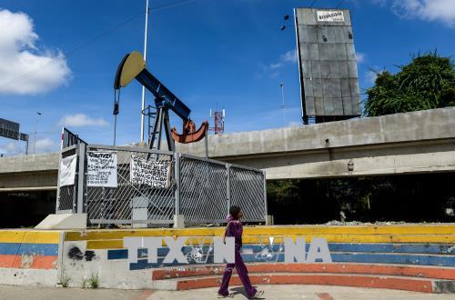 Nguồn cung từ Venezuela sụt giảm, đẩy giá dầu châu Á đi lên ảnh 1