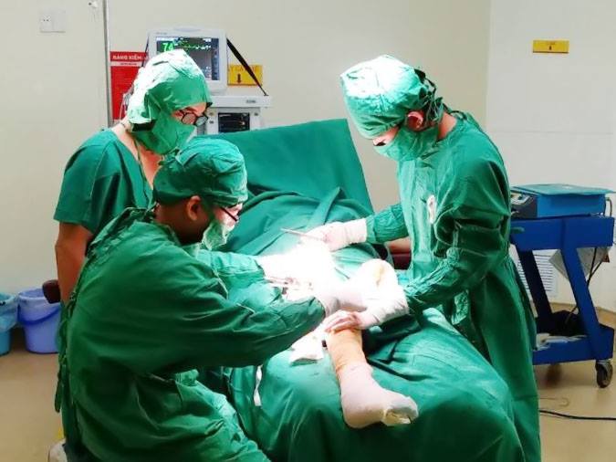 Phẫu thuật kéo dài chân cho bệnh nhân bị di chứng sốt bại liệt ảnh 1