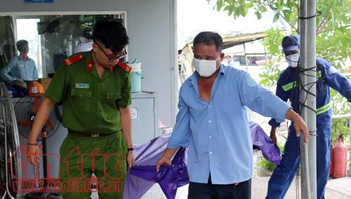 Thi thể đang phân hủy trôi lờ đờ trên sông Sài Gòn ảnh 1