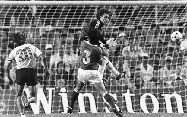 Những cầu thủ 'tàn nhẫn' nhất trong lịch sử World Cup ảnh 1