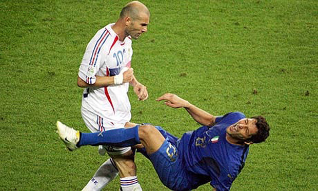 Những cầu thủ 'tàn nhẫn' nhất trong lịch sử World Cup ảnh 2