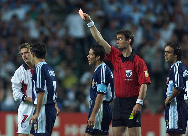 Những cầu thủ 'tàn nhẫn' nhất trong lịch sử World Cup ảnh 7