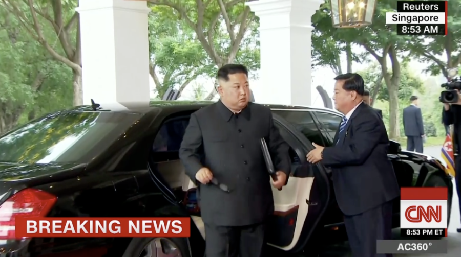 Nhà lãnh đạo Kim Jong-un rời limousine, tiến vào khách sạn để gặp Tổng thống Trump. 
