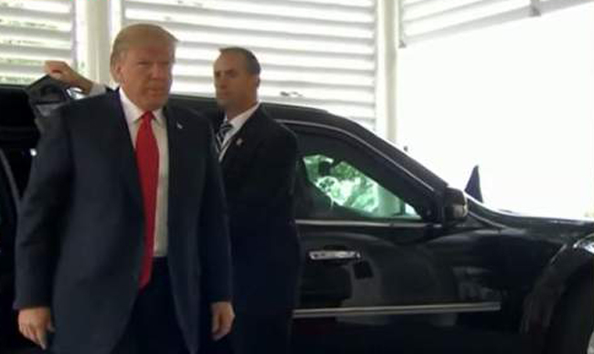 Tổng thống Trump bước xuống từ xe 