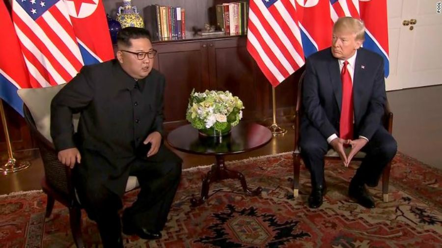 Hai nhà lãnh đạo Mỹ-Triều đã yên vị trong phòng họp, chuẩn bị cho cuộc đàm phán được chờ đợi suốt 70 năm qua. Cùng ở trong phòng họp với họ là hai phiên dịch viên. Hai ông sẽ trao đổi riêng trong 45 phút, trước khi tiến hành cuộc họp song phương mở rộng lúc 10 giờ (9h theo giờ VN).