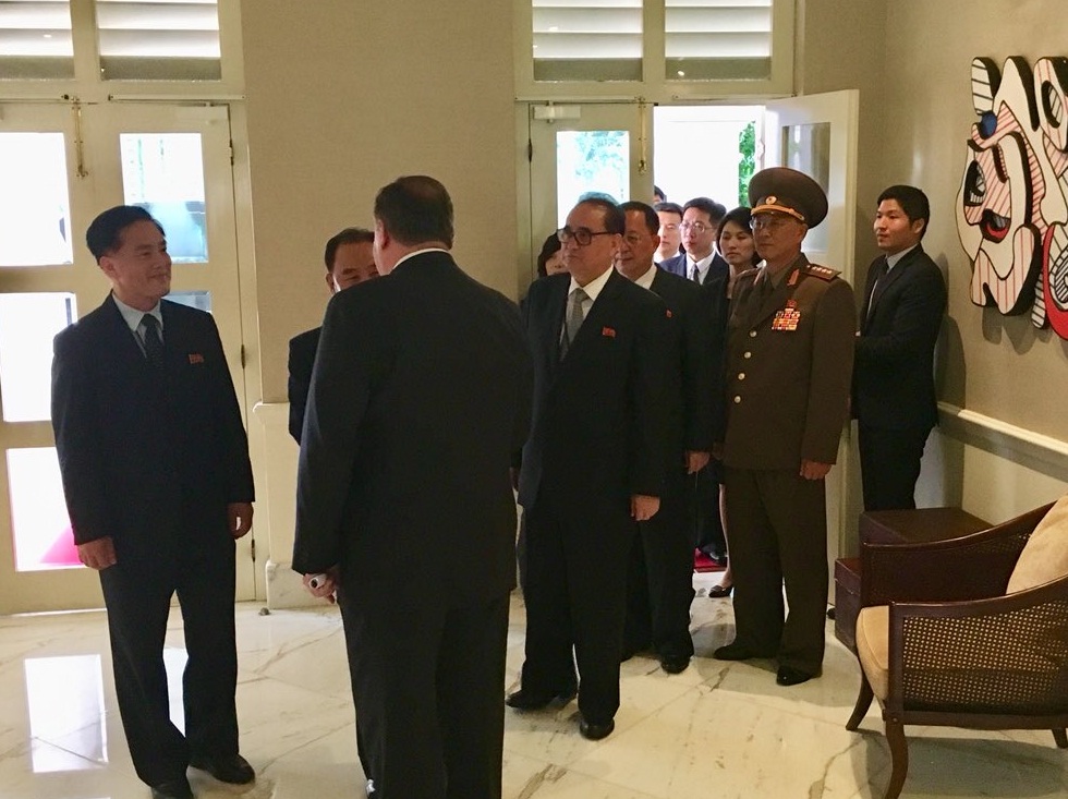 Hai đoàn Mỹ và Triều Tiên trò chuyện với nhau trong lúc chờ hai lãnh đạo hội đàm kín.