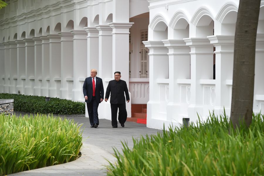 Tổng thống Trump và nhà lãnh đạo Kim Jong-un đi dạo quanh khách sạn Capella sau bữa trưa. Sau đó, nhà lãnh đạo Mỹ đã giới thiệu chiếc siêu xe 