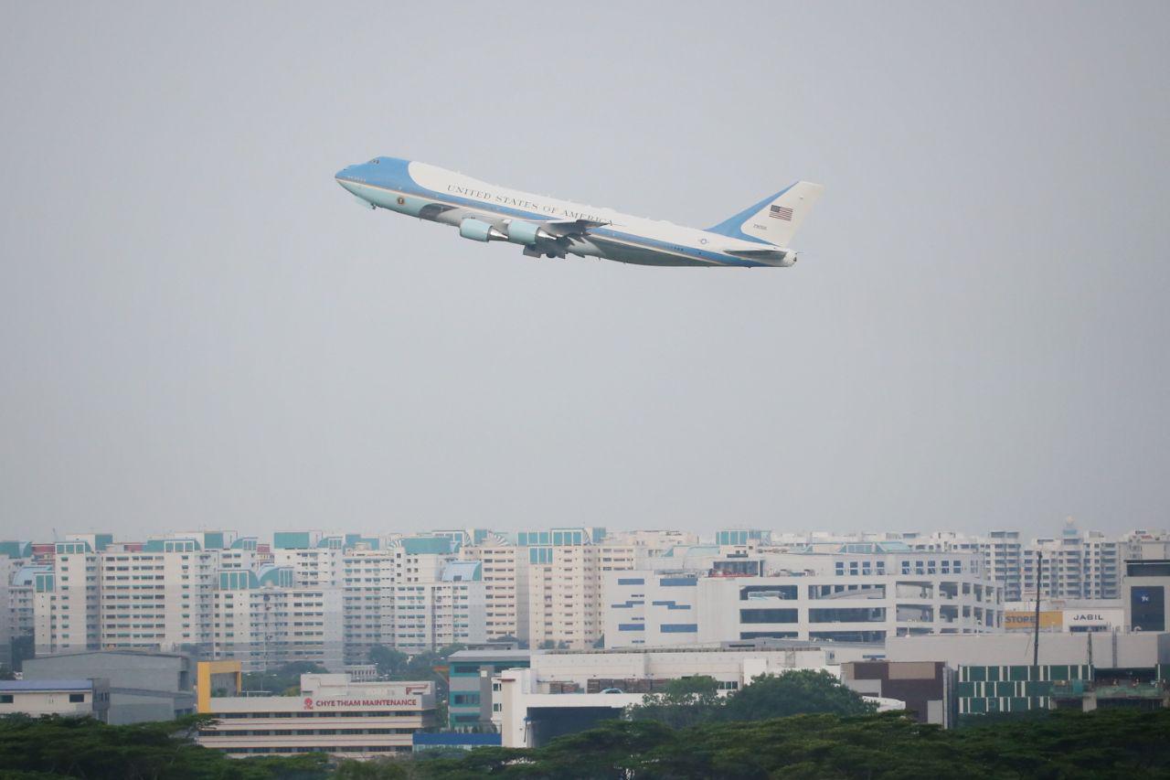 Tổng thống Trump lên Không lực Một rời Singapore ảnh 1