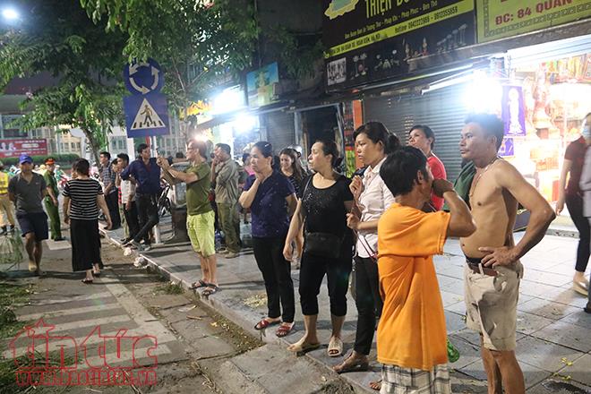 Cây đổ đè 5 người bị thương trên phố Quán Sứ ảnh 5