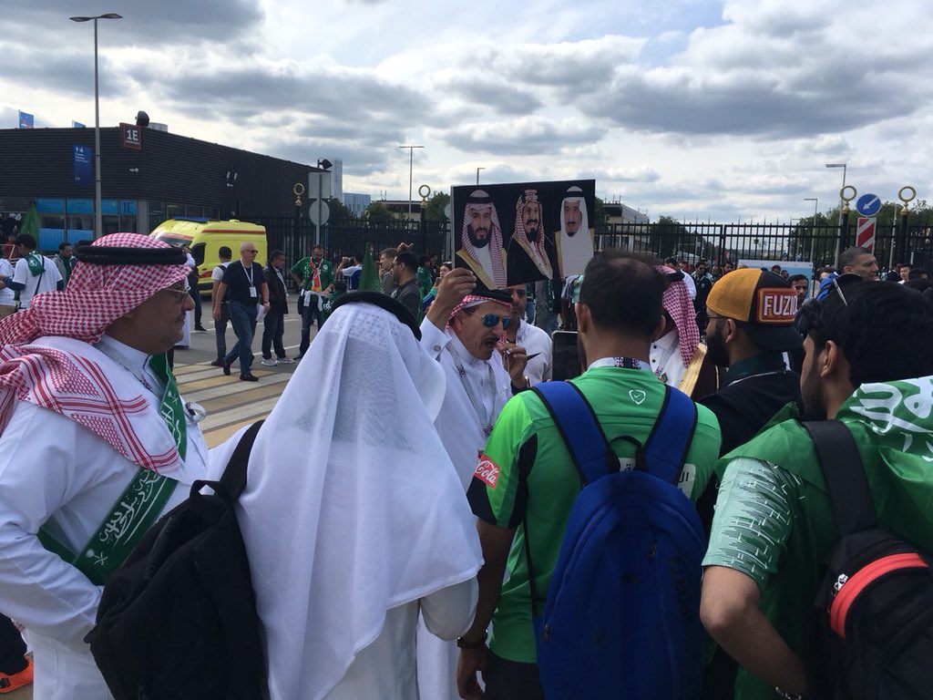 Các cổ động viên đã đổ dồn về sân vận động Luzhniki để dự lễ khai mạc. Trong ảnh là cổ động viên Saudi Arabia - đội tuyển sẽ có trận mở màn với đội chủ nhà Nga ngay sau lễ khai mạc.