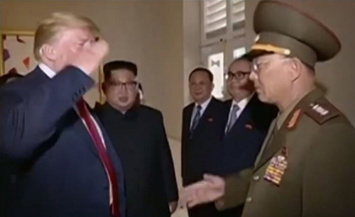 Tổng thống Trump chào Tướng Triều Tiên kiểu nhà binh gây sốt cộng đồng mạng ảnh 1