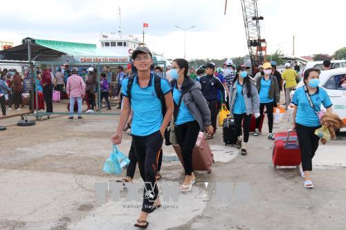 Trên 250 thí sinh huyện đảo Phú Quý vào đất liền chuẩn bị dự thi THPT quốc gia ảnh 1