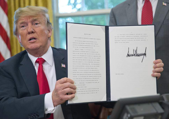 Tổng thống Donald Trump ký sắc lệnh xoá bỏ chia cắt các gia đình nhập cư ảnh 1