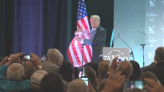 Hành động kỳ lạ của Tổng thống Trump sau bài phát biểu nhập cư ảnh 1