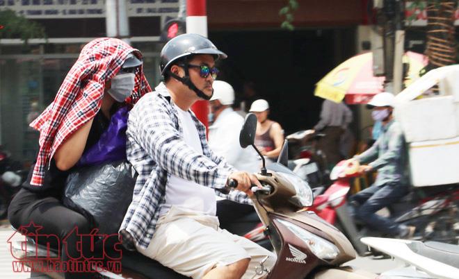Người Hà Nội vật vã dưới nắng nóng gần 40 độ C ảnh 1