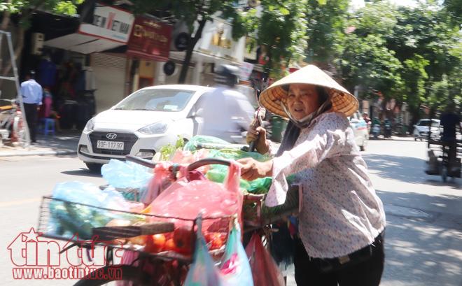 Người Hà Nội vật vã dưới nắng nóng gần 40 độ C ảnh 3
